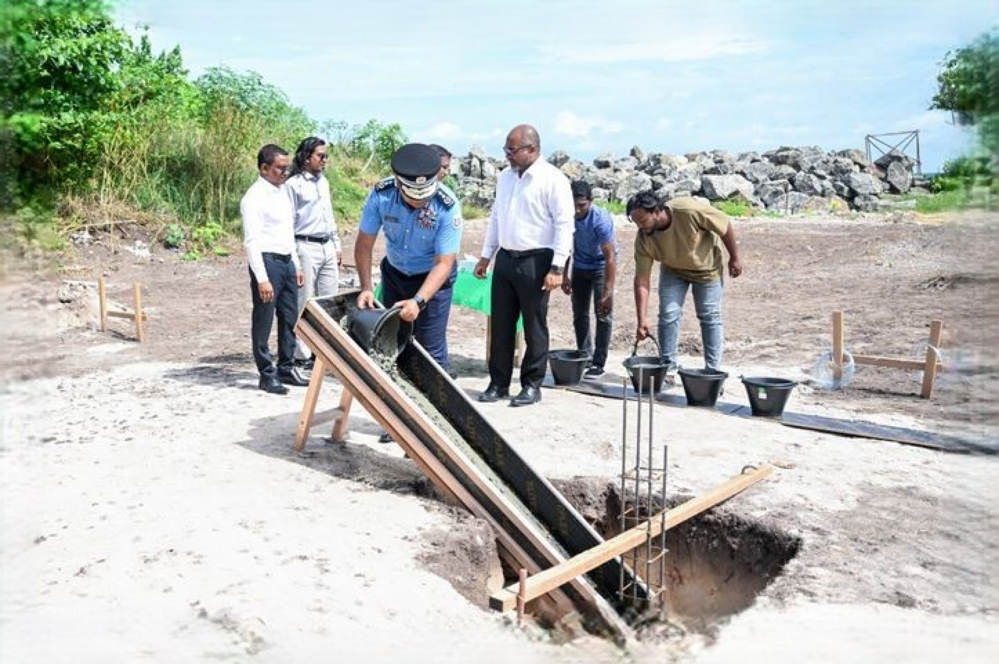 ނަރުދޫގައި އަލަށް އިމާރާތްކުރާ ފުލުހުންގެ މަރުކަޒުގެ ބިންގާ އަޅައިފި