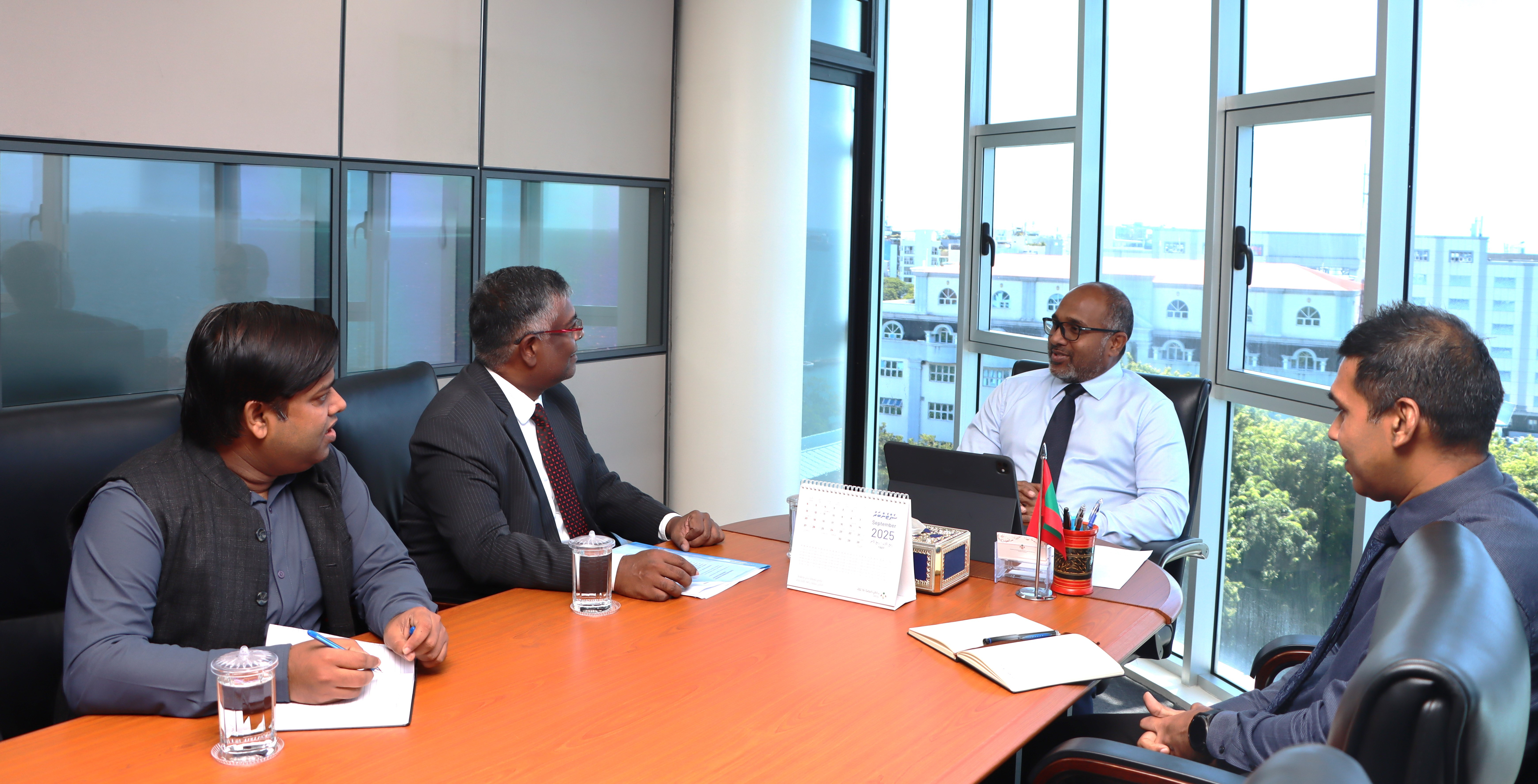 އިންޑިއާގެ ރަޝްޓްރިޔާ ރަކްޝާ ޔުނިވަރސިޓީއާއި މިނިސްޓަރ ބައްދަލުކުރެއްވުން