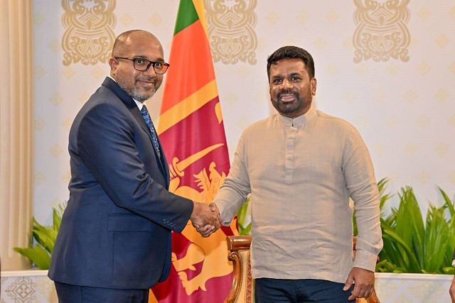 ދާޚިލީ ވަޒީރު ޢަލީ އިޙްސާން، ސްރީލަންކާގެ ރައީސް ހިޒް އެކްސެލެންސީ އަނޫރާ ކުމާރަ ޑިސަނަޔަކެ އާއި ބައްދަލުކުރެއްވުން