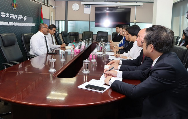 މިނިސްޓަރ ޗައިނާގެ ސްޕްރީމް ޕީޕަލްސް ޕްރޮކިއުޓޮރޭޓްގެ އިސްވެރިންނާއި ބައްދަލު ކުރެއްވުން