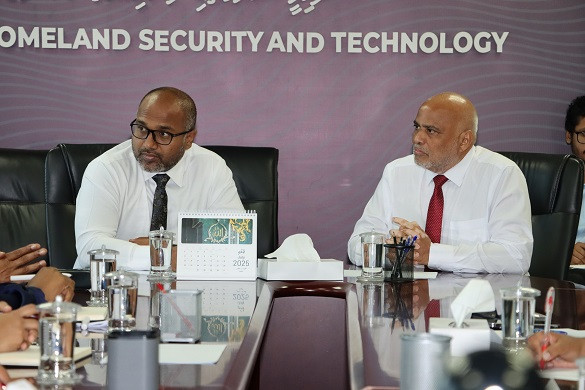 މިނިސްޓަރ ޢަލީ އިޙްސާން މިނިސްޓަރ އޮފް ހަޔަރ އެޑިޔުކޭޝަން  ޑރ. ޢަލީ ހައިދަރު އަޙްމަދާއި ބައްދަލު ކުރެއްވުން